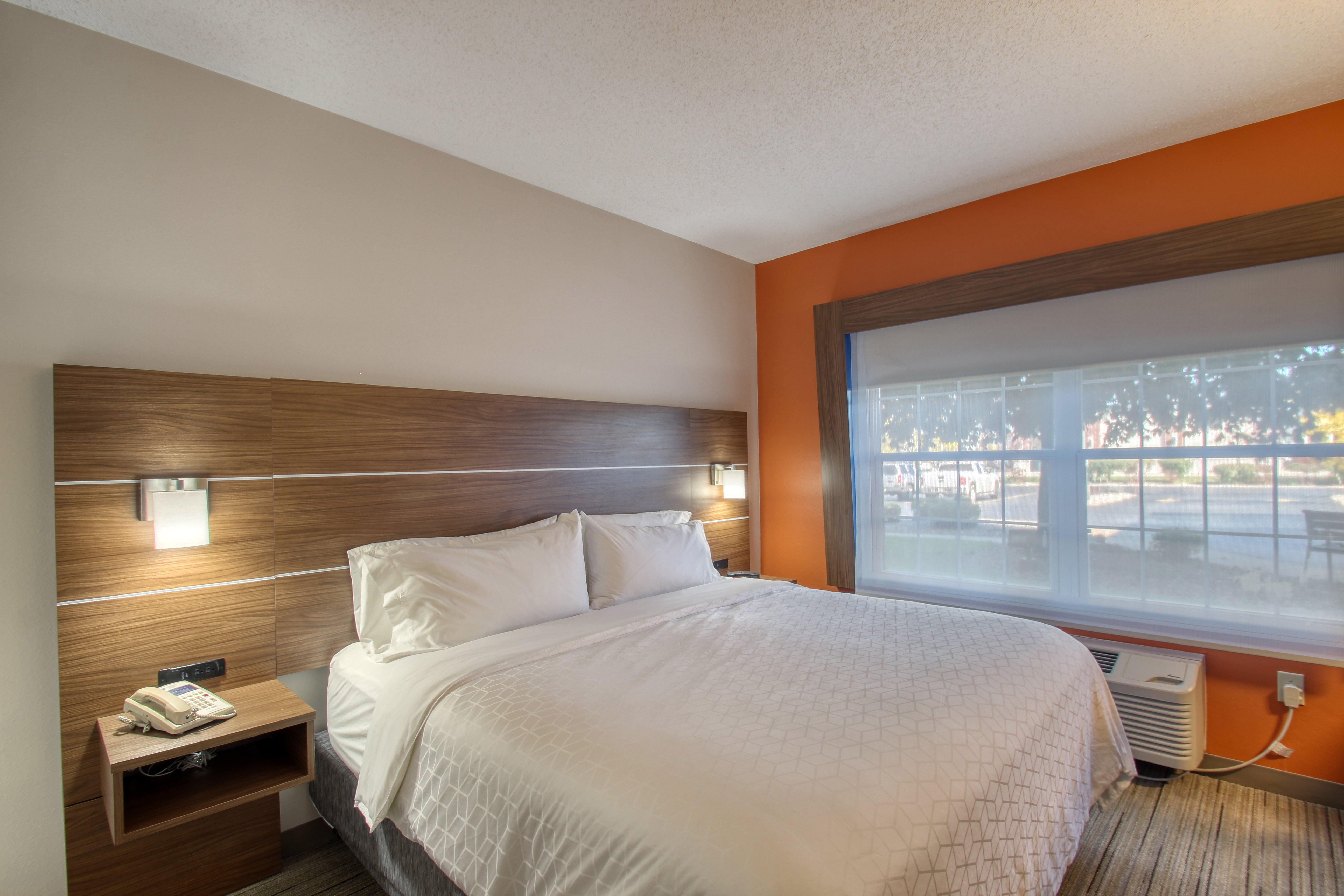 Holiday Inn Express Hotel & Suites Oshkosh - State Route 41 By Ihg Exterior photo