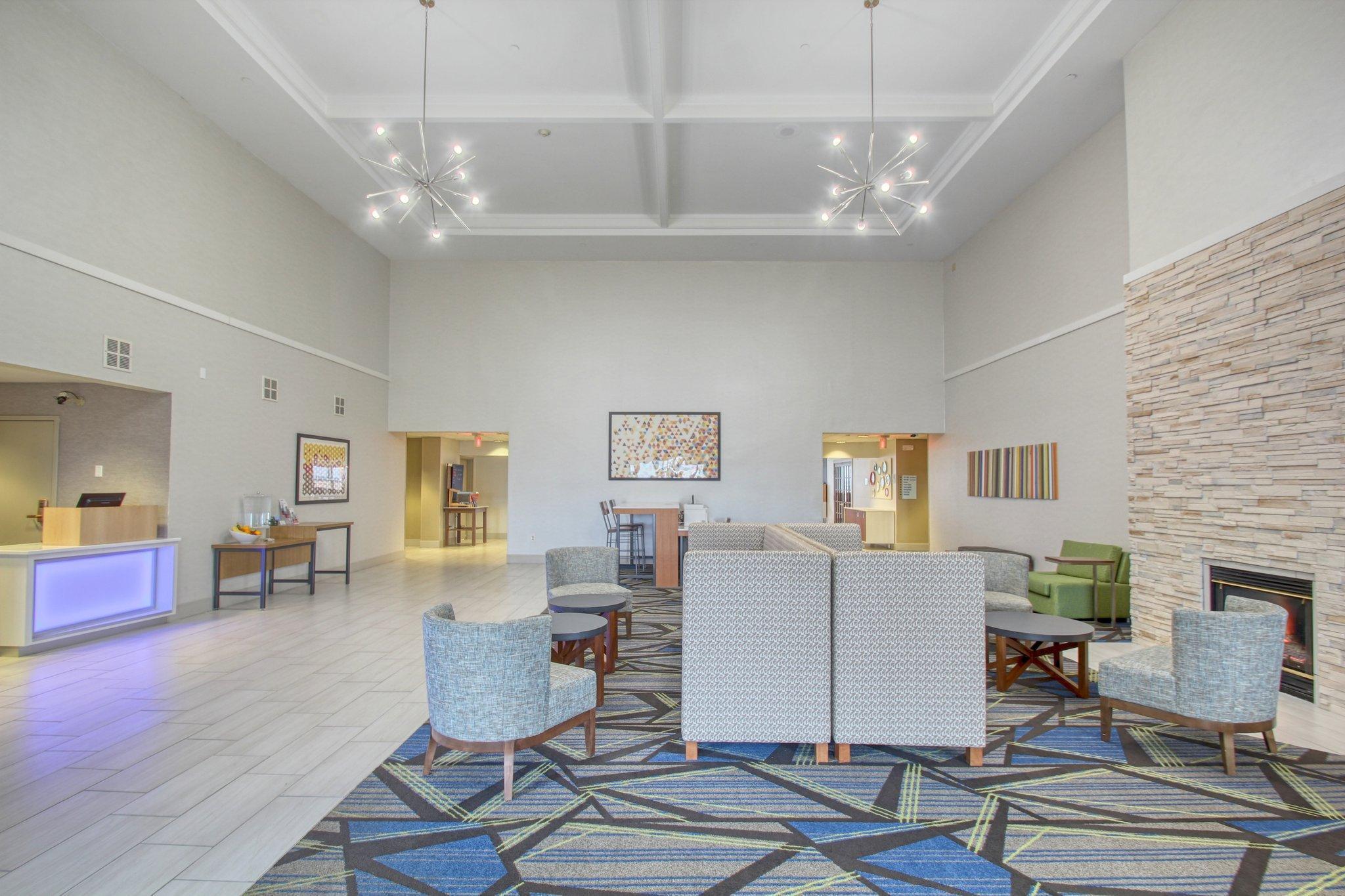 Holiday Inn Express Hotel & Suites Oshkosh - State Route 41 By Ihg Exterior photo