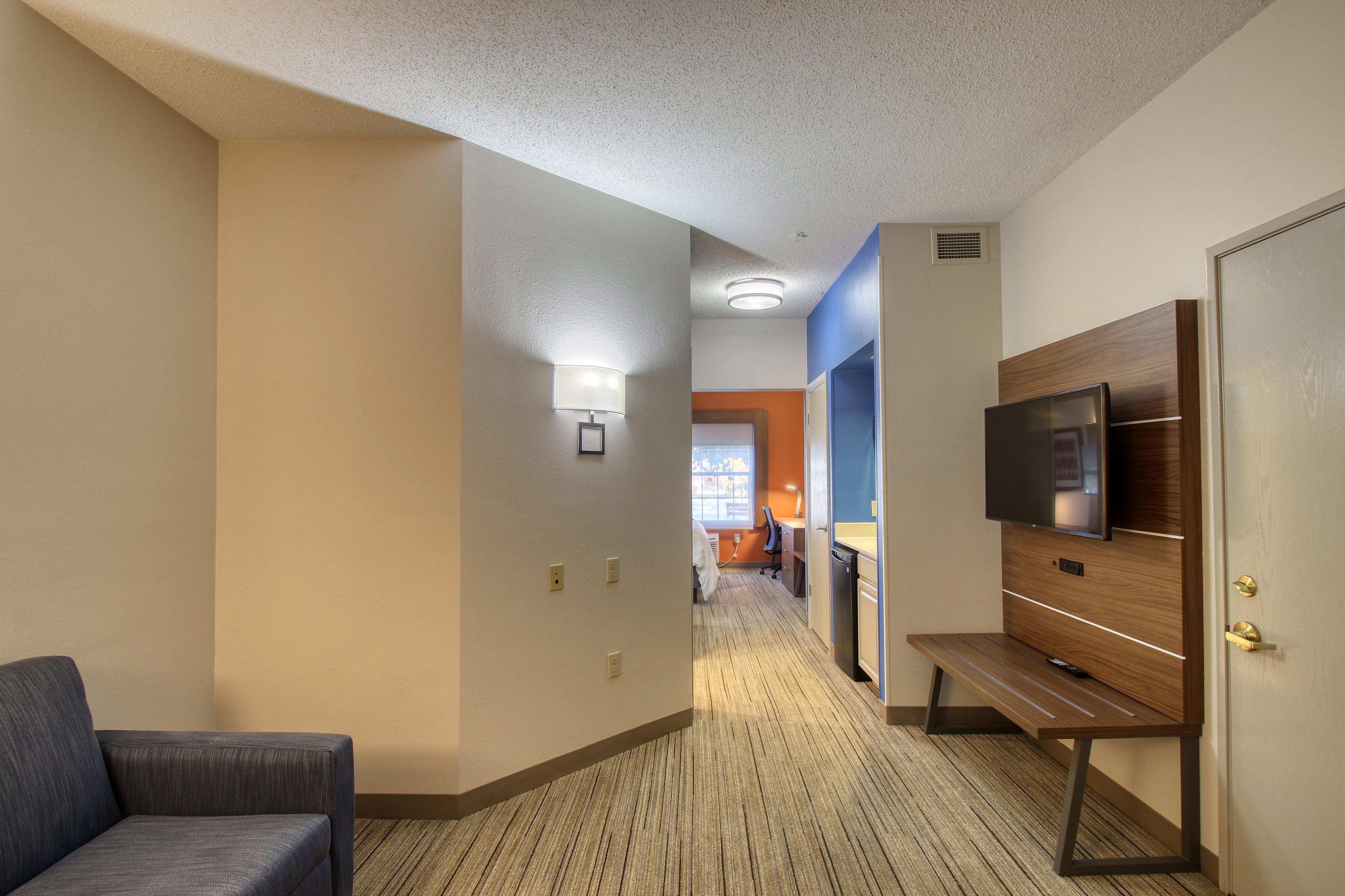 Holiday Inn Express Hotel & Suites Oshkosh - State Route 41 By Ihg Exterior photo