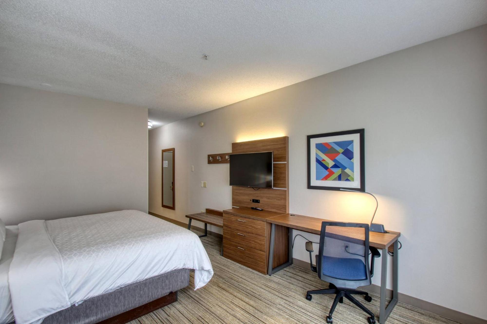 Holiday Inn Express Hotel & Suites Oshkosh - State Route 41 By Ihg Exterior photo