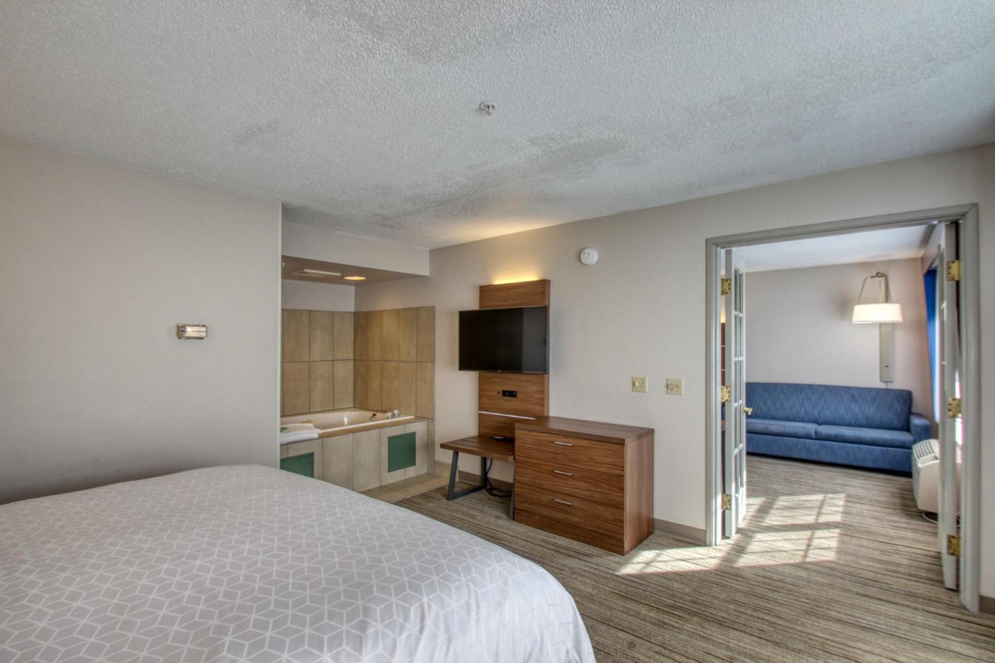 Holiday Inn Express Hotel & Suites Oshkosh - State Route 41 By Ihg Exterior photo