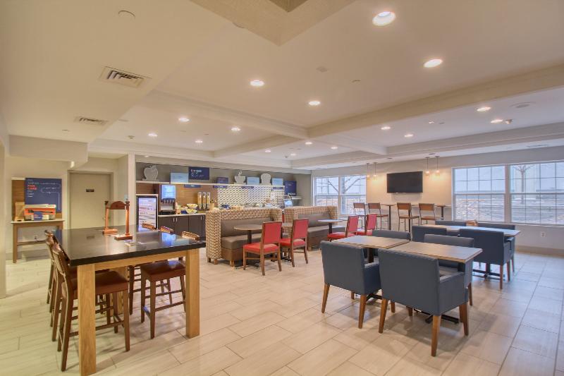Holiday Inn Express Hotel & Suites Oshkosh - State Route 41 By Ihg Exterior photo